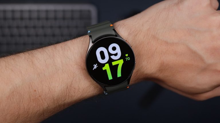 Why Smart Watches Are Essential for Modern Lifestyle Enthusiasts